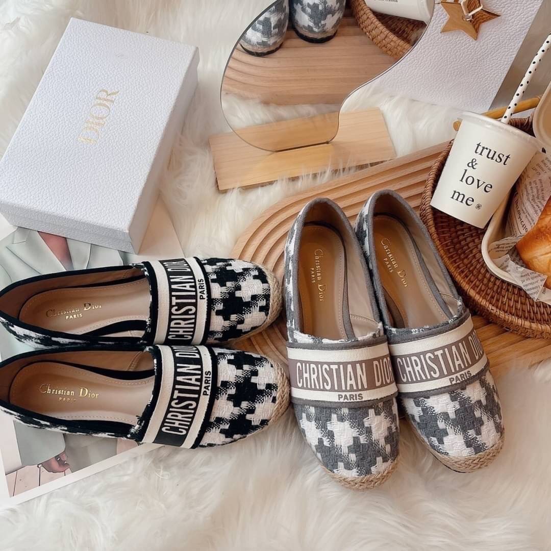 งานเข้าใหม่ พร้อมส่ง แบบใหม่ เพิ่งเข้า สลิปออนงานปอ Dior ลายใหม่ ชิโนริ ลายผ้าน่ารักมาก งานดี ปั้มแบรนด์