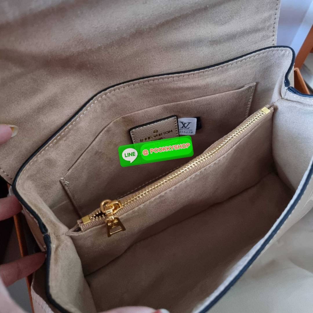 LV MADELEINE BAG ใหม่ล่าสุด อีกหนึ่งรุ่นคลาสสิคหายาก จากเคาน์เตอร์ dutyfree ที่สาวๆรอคอย กระเป๋าถือ/สะพายข้าง ดีไซน์เรียบง่าย แต่เต็มไปด้วยดีเทลความหรู วัสดุหนังวัวปั๊มลายเอกลักษณ์ เปิด‐ปิดด้วยอะไหล่กดล็อคสีทองหรู และมีพวงหนังห้อยพิเศษแถมมาให้ด้วย ภายในแบ
