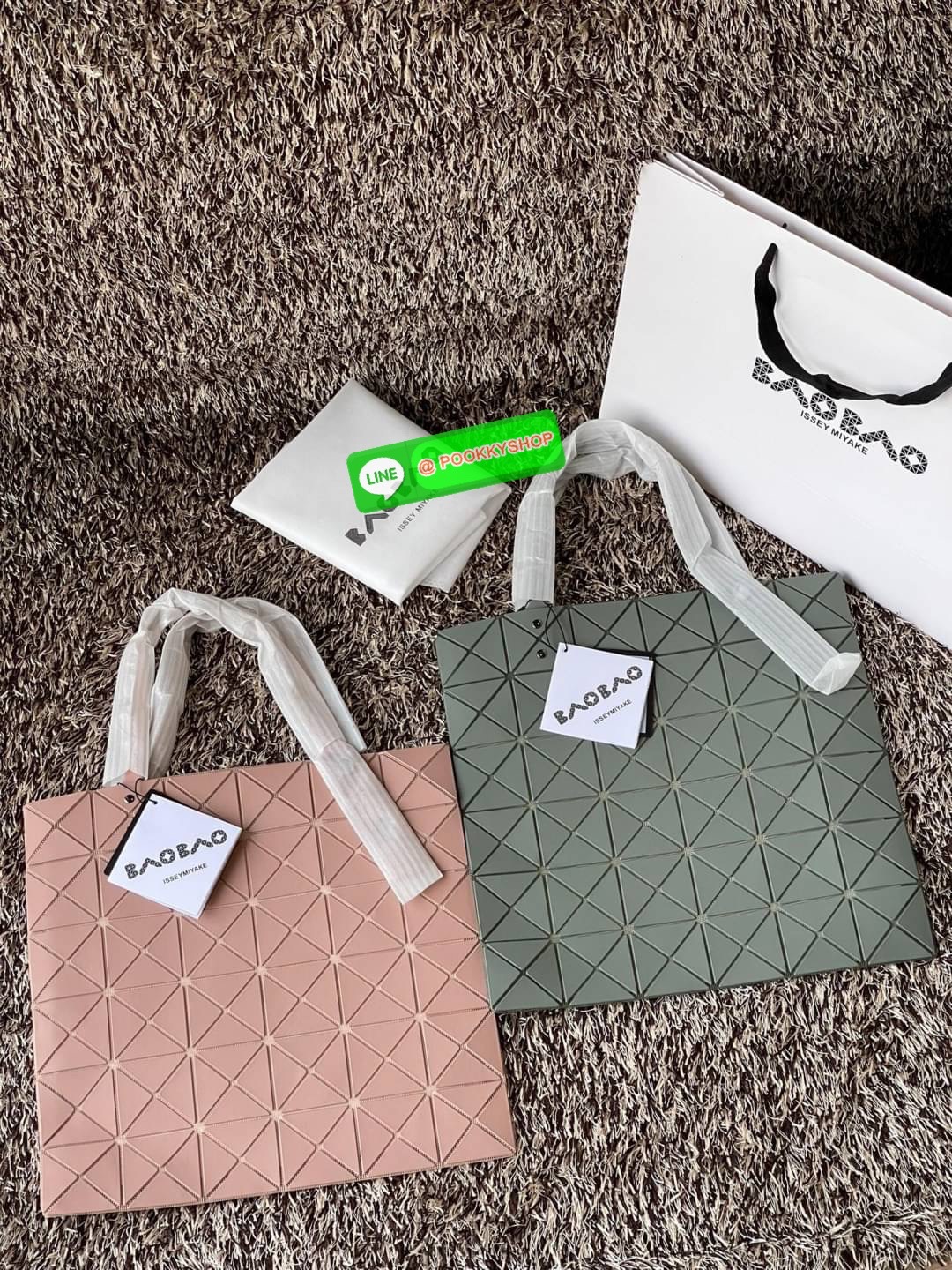 Baobao Issey Miyake 6x6 กระเป๋า Tote รุ่นนี้ถือว่าเป็นกระเป๋า Tote ไซส์กลางที่เหมาะกับการพกพาสิ่งของที่จำเป็นในทุก ๆ วัน มาพร้อมสายที่สามารถปรับได้ทั้งสองสาย และมีช่องใส่ของช่องเล็กด้านใน 1 ช่อง จุของได้เยอะแถมยังทนทาน ใช้เป็น Everyday Bag ได้เลยคะ พกพาสะ