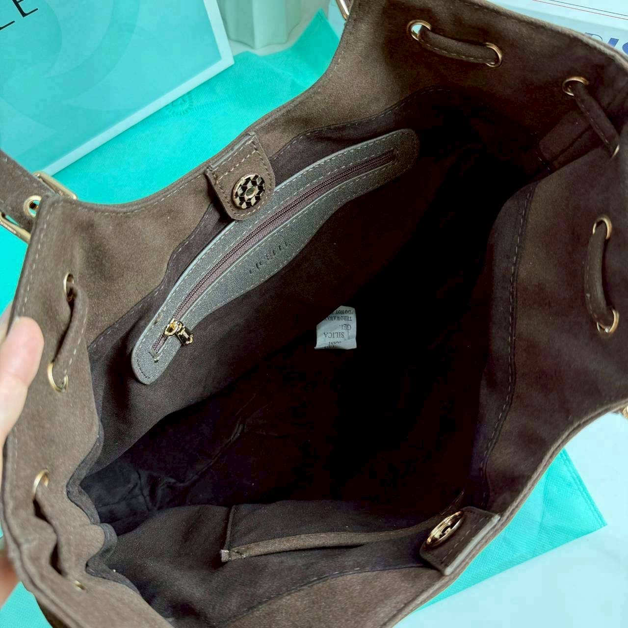 CICELLE Suede Vintage Bag ทรงนี้บอกเลย สายแบก สายแฟชั่น ต้องชอบ นอกจากจะจุของได้เยอะแล้ว ดีเทลยังสวย สะพายกับชุดไหนก็เก๋✨หูรูด สามารถเปลี่ยนทรงเป็นทรงขนมจีบได้