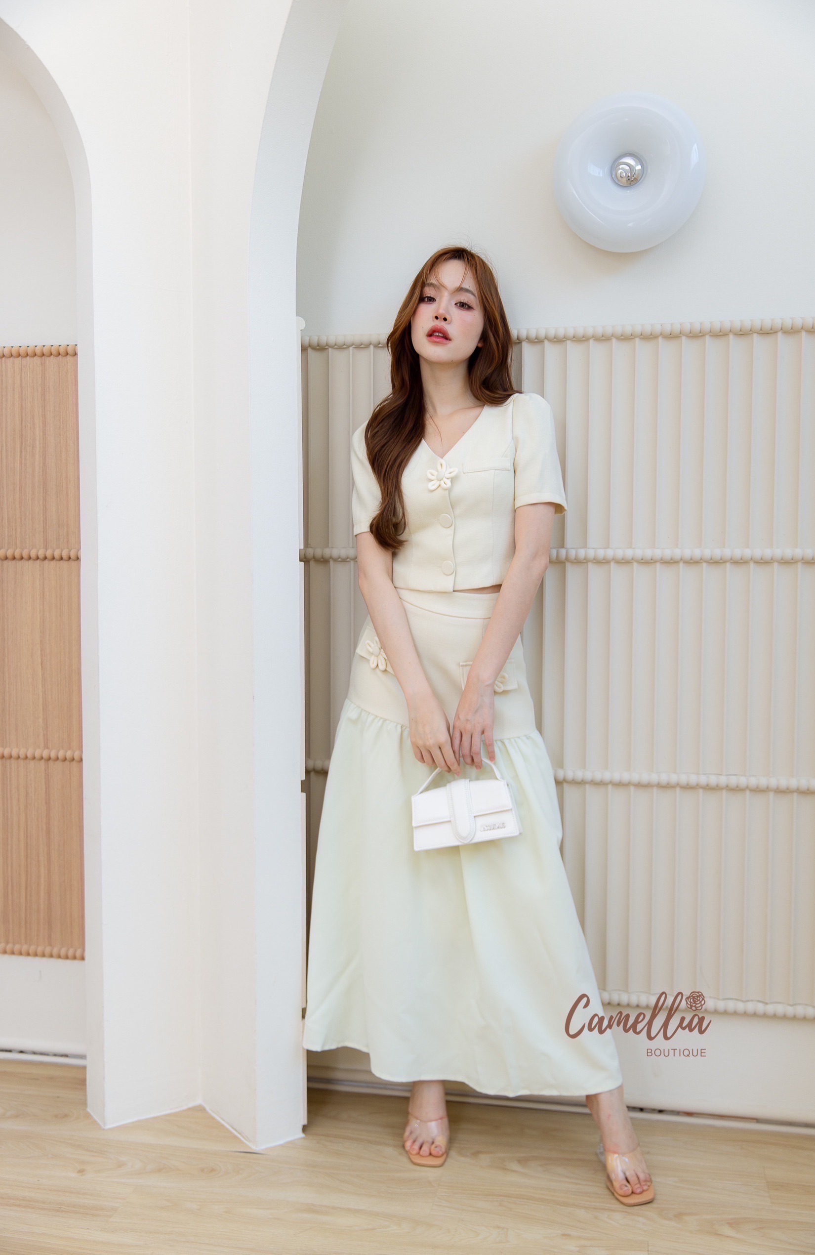 ชุดเซทแฟชั่น ชุดSet เสื้ิอแขนสั้นแต่งดอกไม้ที่หน้าอก มาคู่กับกระโปรงเอวสูง แต่งดอกไม้เข้ากันทั้งชุด