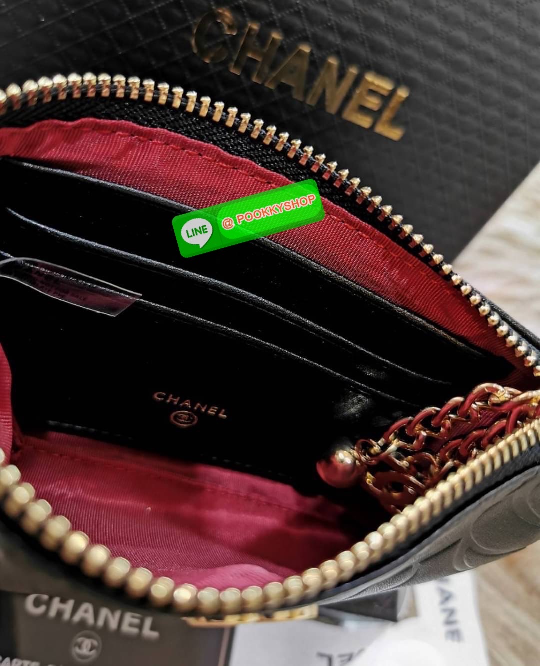 Don't Miss! New Arrival! Chanel Clutch Bag VIP Gift With Purchase (GWP) จาก Chanel Cosmetic Counter วัสดุหนังเรียบลายดอก Camellia สวยหรูเปิดปิดด้วยซิปสะดวกใช้ ด้านหน้าประดับโลโก้แบรนด์อะไหล่ทอง ภายในมีโลโก้ เเถบ Not for sale มีช่องใส่บัตรหลายช่องสามา