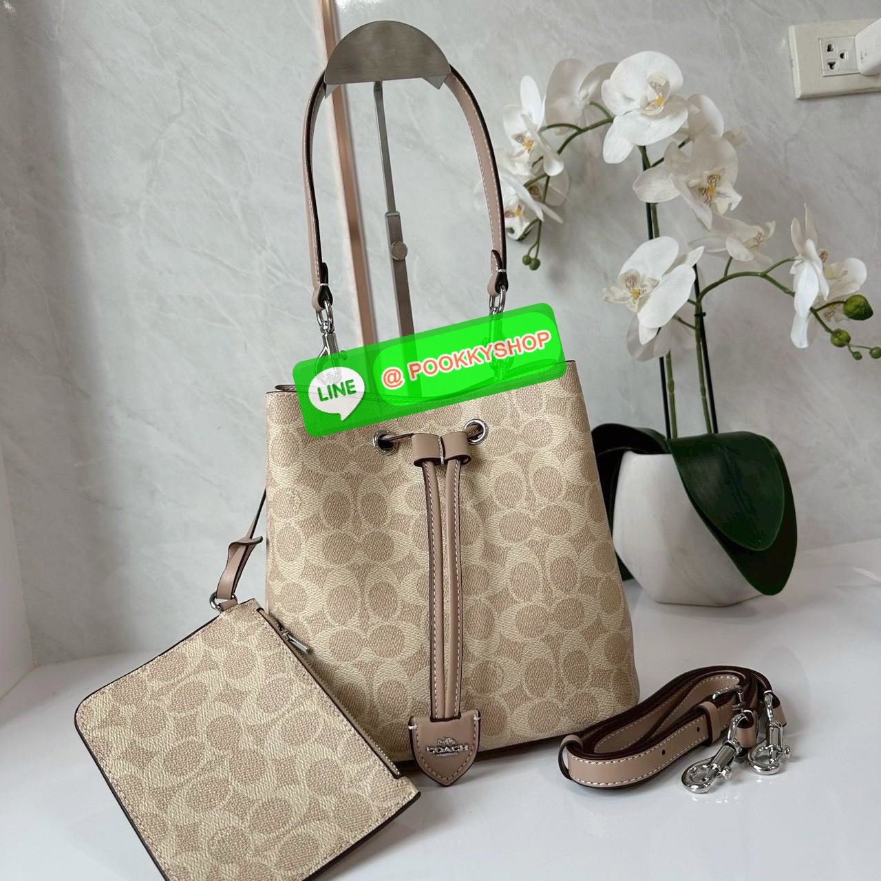 Coach Roan Bucket Bag Signature Canvas CBH07 กระเป๋าทรงบัคเก็ตใบเก๋ ดีไซน์คลาสสิก ลายซิกเนเจอร์สุดฮิต ใส่ได้ทุกโอกาส มาพร้อมสายสะพายปรับได้ ถอดได้ ใช้งานได้ทั้งสะพายไหล่ / crossbody / handheld