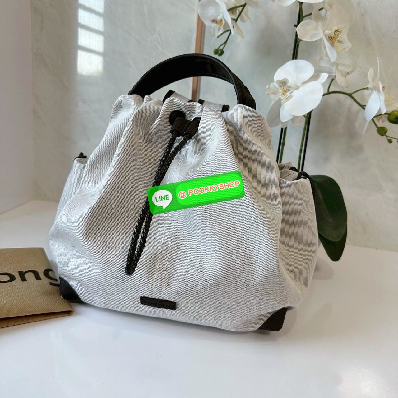 Songmont Series Backpack Female Small Capacity Songmont Drawstring Backpack กระเป๋าเป้สายรูดทรงชิคที่กำลังเป็นกระแสฮิตสุด ๆ เพราะดีไซน์เรียบเก๋ ใช้งานง่าย และแมทช์ได้หลายสไตล์ ดีไซน์ unisex ใช้ได้ทั้งผู้หญิงและผู้ชาย ดีไซน์: ทรงถุงสายรูด (Drawstring) ดูมิ