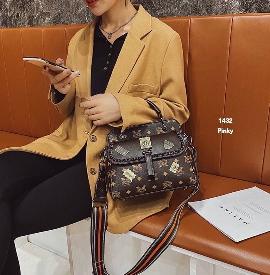 พร้อมส่ง กระเป๋าสะพาย 1422 งานนำเข้าสุดชิค หนัง pu เกรดดีเยี่ยม. มีสายให้ 2 สาย. ขนาดกำลังดี จุของได้เยอะ ด้านหน้าแต่งเก๋งานสวยอยู่ทรง มาน้อยรีบจับจอง