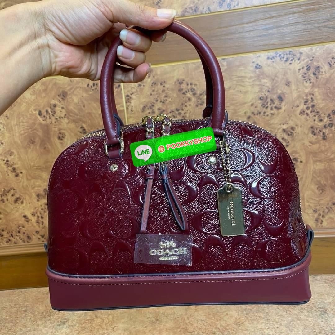 Coach MINI SIERRA SATCHEL IN SIGNATURE DEBOSSED PATENT LEATHER (COACH F55450) หนังกรวดและหนังสิทธิบัตร ด้านในมีซิปและกระเป๋าเอนกประสงค์ ปิดด้วยซิป ซับในด้วยผ้า หูหิ้วพร้อมสายสะพายยาว 3 1/2" สายสะพายถอดได้ขนาด 21 1/2" สำหรับสะพายไหล่หรือสะพายครอส