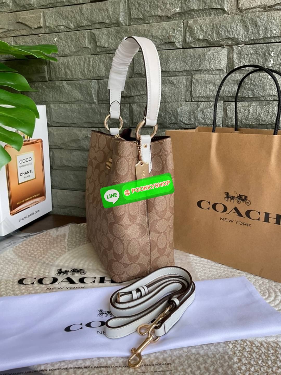 COACH SMALL TOWN BUCKET BAG IN SIGNATURE CANVAS รุ่น 2312 Collection บักเก็ตคลาสสิค รุ่นยอดนิยม กำลังมาแรงมากๆ กระเป๋าสะพายไหล่ และ Cross Body วัสดุหนังแคนวาสอย่างดี มาพร้อมสายสะพายสะพายไหล่ถอดออกไม่ได้ / สายสะพายยาว สายถอดออกได้ มี 3 ช่องใช้งาน