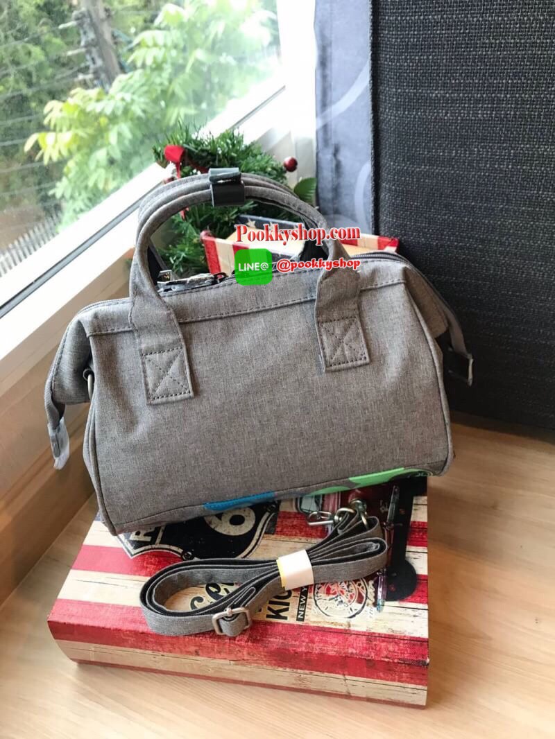 ANELLO MICKEY LIMITED EDITION REGULAR SHOULDER BAG DT-G002 รุ่นลิมิตเตทจาก Mickey90’s มาในรูปแบบ2way สไตล์Boston วาดลวดลายและสีสันแล้วสกรีนลายลงบนเนื้อผ้า สีสันตัวการ์ตูนแมทช์เข้ากับกระเป๋า ยังมีซับในพิมพ์ลายมิ้กกี้พิเศษสำหรับคอลเลคชันนี้เท่านั้นคร้า!!