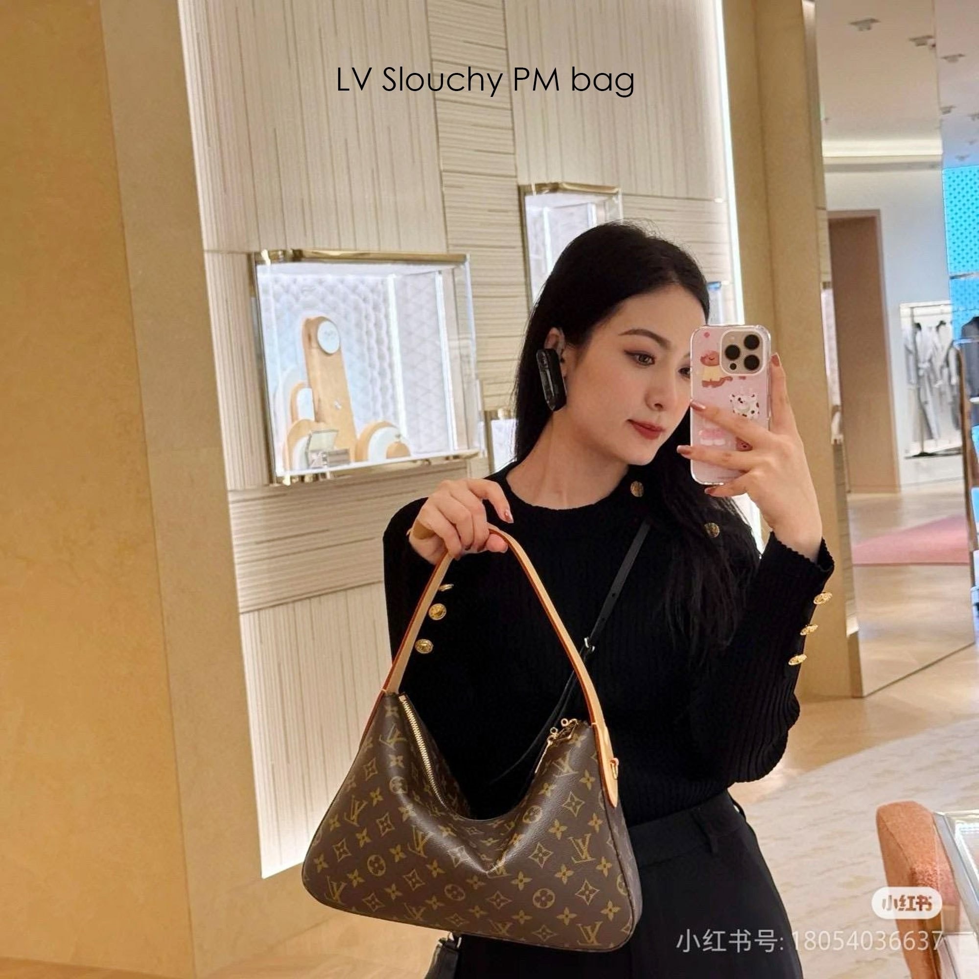 🕊️ พร้อมส่ง | LV Slouchy PM bag กระเป๋าสะพายทรงโฮโบดีไซน์คลาสสิค ใบใหญ่กำลังสวย โดดเด่นด้วยรูปทรงเป็นเอกลักษณ์ ใช้งานได้สะดวกคล่องตัว เหมาะสำหรับพกพาเดินทางและใช้งานได้ทุกวัน ลายโมโนแกรมแคนวาสสุดไอคอนิก เสริมความสง่างามด้วยอะไหล่สีทอง งานจริงสวยมา