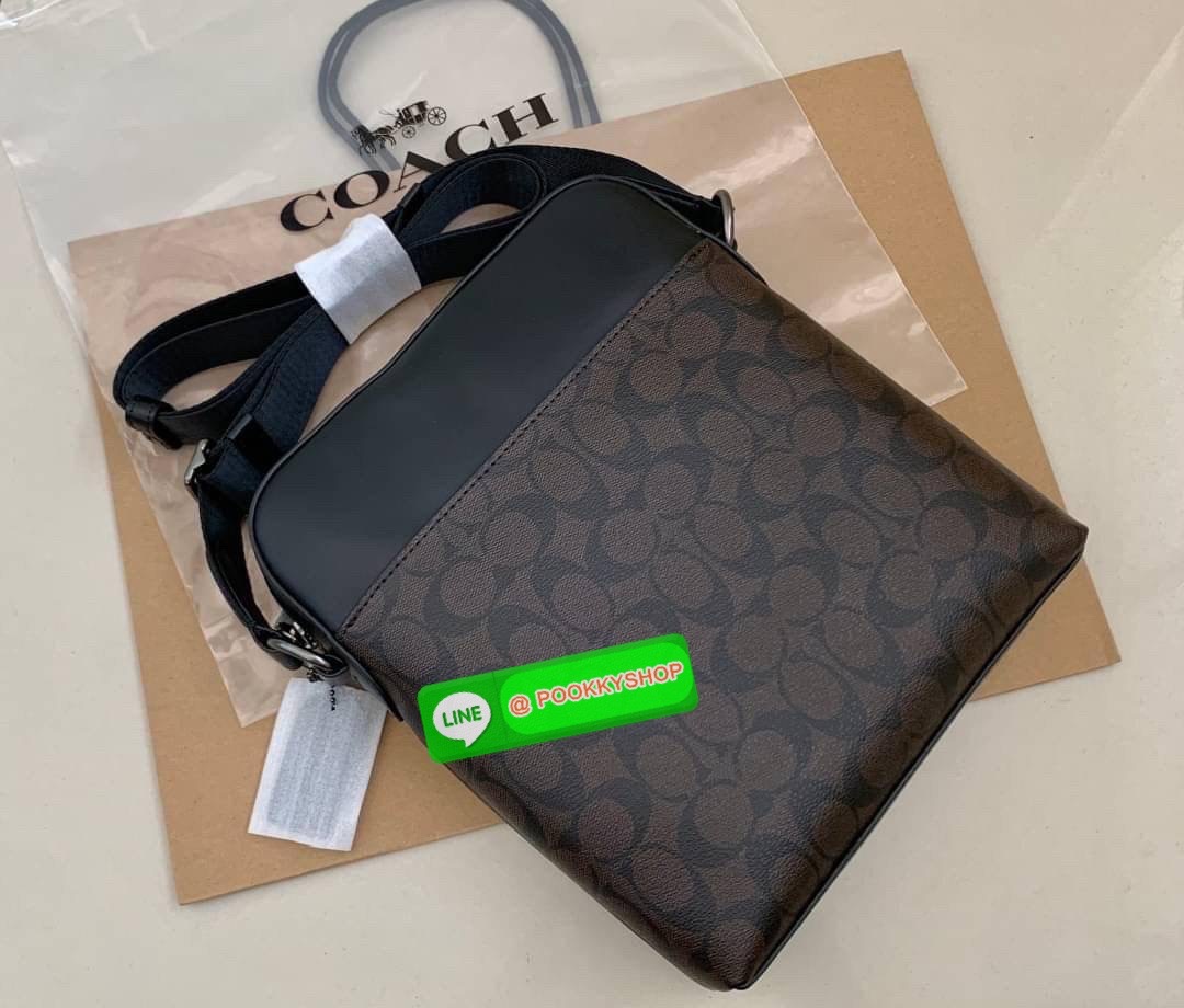 COACH Houston Flight Bag In Signature ((73336)) พร้อมส่งอีกครั้งค่ะ รุ่นที่คุณผู้ชายต้องมีติดตัว! กระเป๋าสะพายครอสบอดี้ร์ หนังแท้ หนังนิ่มดีค่ะ ด้านหน้าเป็นช่องซิปยาวให้หนึ่งช่อง เปิดปิดกระเป๋าแบบซิปภายในโล่ ใส่ของได้เยอะพอประมานเลยนะคะ พร้อมช่องแยกย่อย ใ