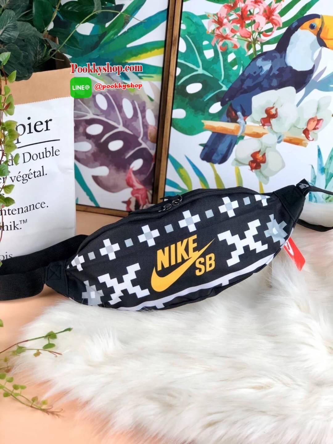 New!! งานใหม่มาแล้วค๊า❤️ รุ่นนี้น่ารักมาก Nike SB Belt bag พร้อมส่งที่ไทยก่อนใคร กระเป๋าสะพายคาดอกน้ำหนักเบา จุของได้เยอะเว่อออ ช่องเ้านหน้าเป็นซิปคู่ จุของได้เยอะมาก ใส่กระเป๋าเงินใบยาวได้เลยค่าสาวๆ มีช่องซ่ินด้านหลังให้อีก 1 ช่อง สายสะพายปรับสายต