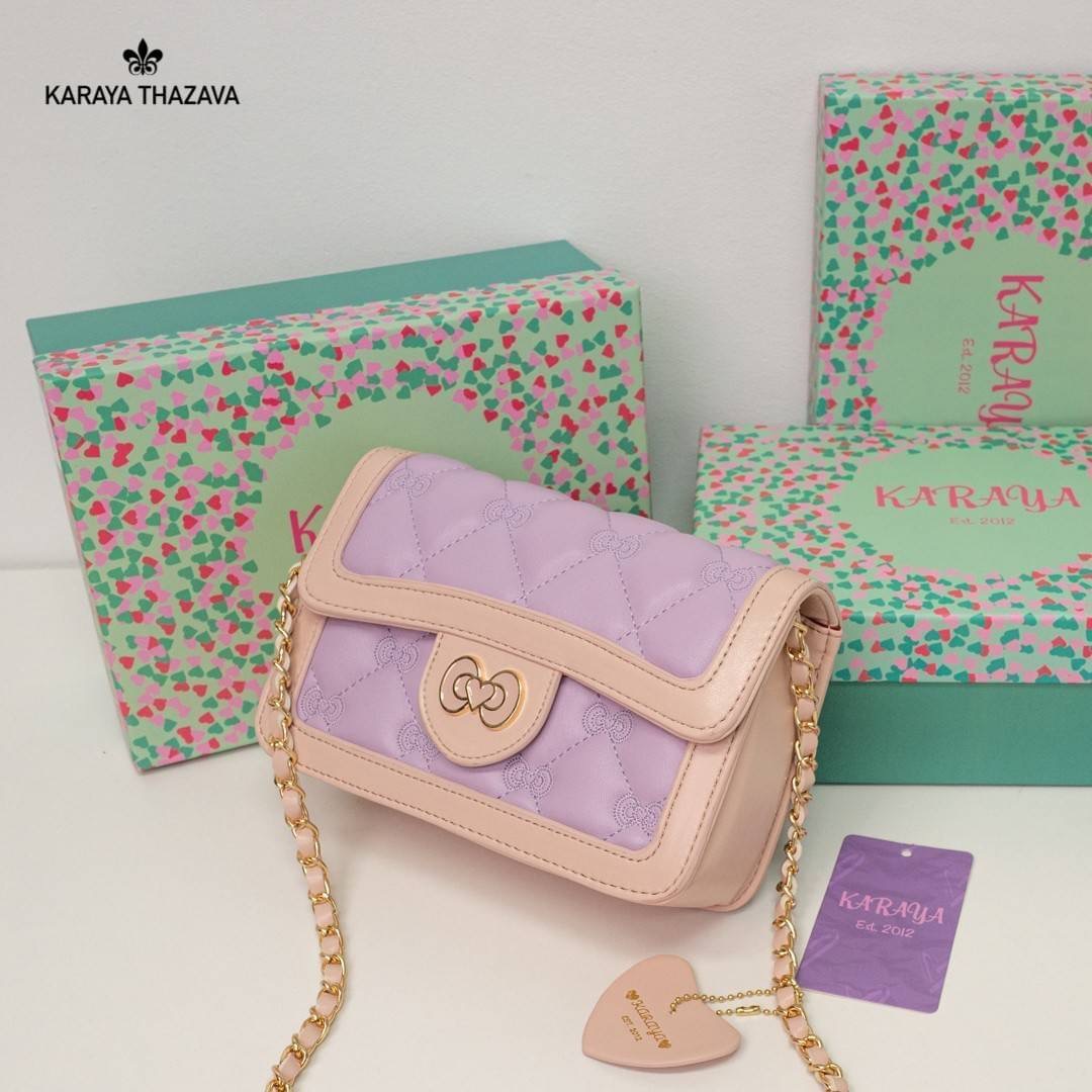 พร้อมส่ง!! KARAYA THAZAVA รุ่นใหม่ พร้อมกล่องแบรนด์ งานสวย สีหวาน น้องน่ารักมากๆค่ะ กระเป๋าสะพาย แบรนด์แท้ Karaya 100% ขนาดกำลังน่ารักพกพาง่าย วัสดุหนัง PU เกรดพรีเมี่ยม สีทรูโทน หวานละมุน น่าใช้มากค่ะ สายสะพายยาวแบบโซ่ปนหนัง ตัวกระเป๋าแต่งลายแบบน่ารักสวย