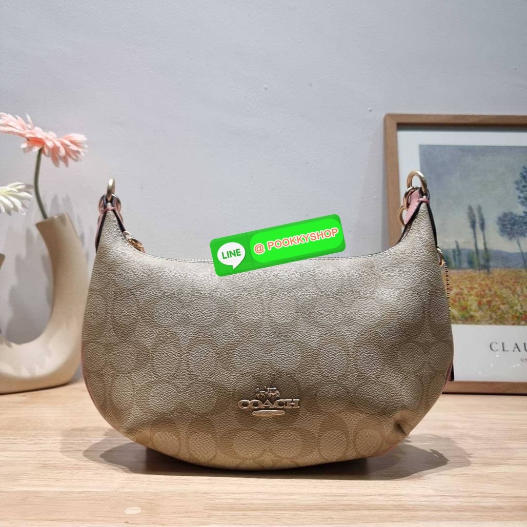 COACH CE620 PAYTON HOBO IN SIGNATURE CANVAS คอลเลคชั่นใหม่ 2023 มาแรงเกินต้าน ด้วยรูปทรงโฮโบสุดคลาสสิค สะดวกใช้ได้ในทุกวัน ขนาดกะทัดรัด แต่จุของได้เต็มที่ วัสดุหนังแคนวาสเคลือบลาย น้ำหนักเบา เปิดใช้งานด้วยซิป สายสะพายในตัวหนังสลับโซ่ ภายในเป็นช่องโล่ง ใส่