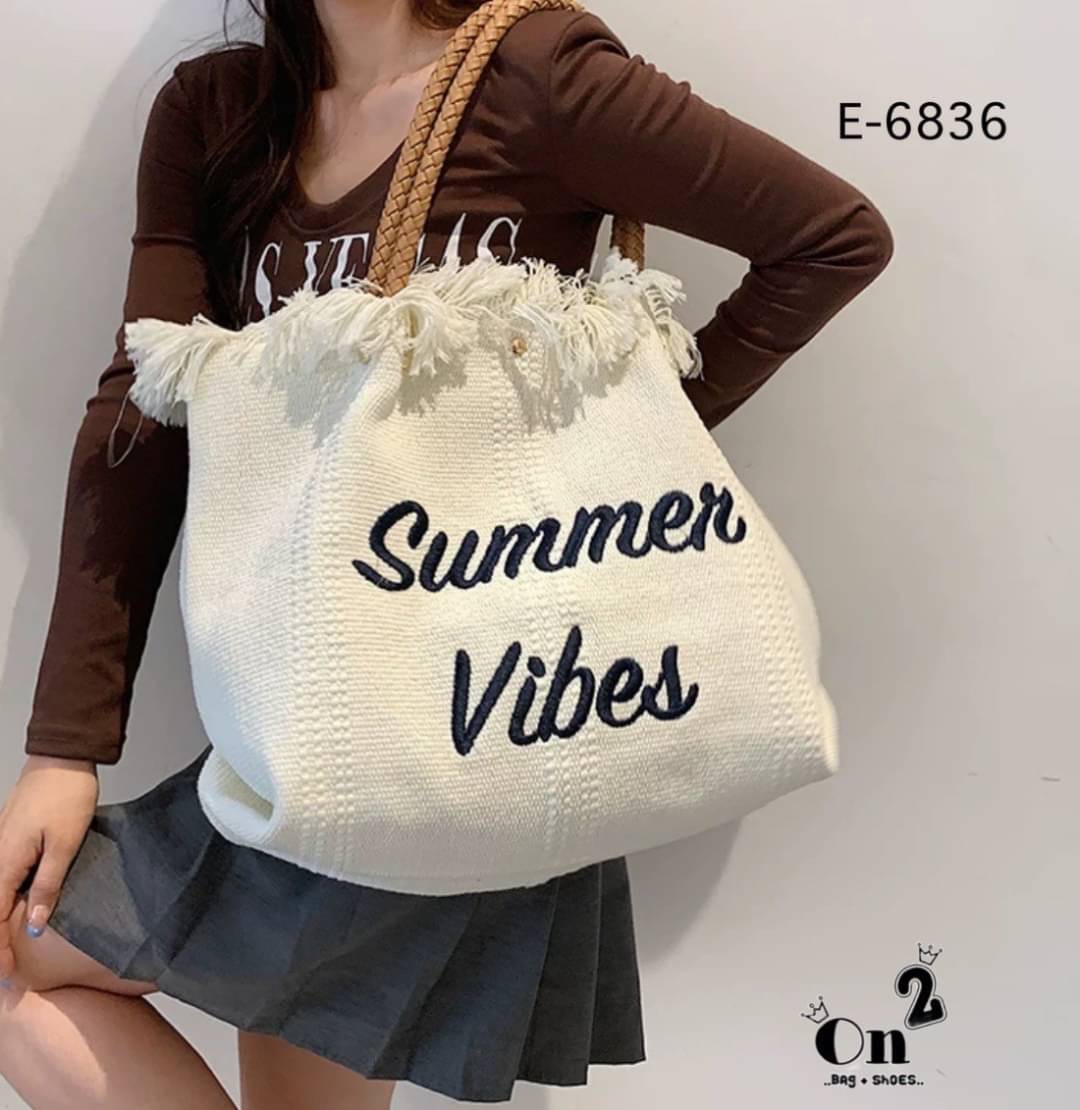 กระเป๋าสะพายแฟชั่นทรงชอปปิ้ง แต่งขอบปล่อยพู่ดูเก๋ ใบใหญ่ใช้งานง่าย จุของได้เยอะเลยค่ะ พร้อมส่งน้า