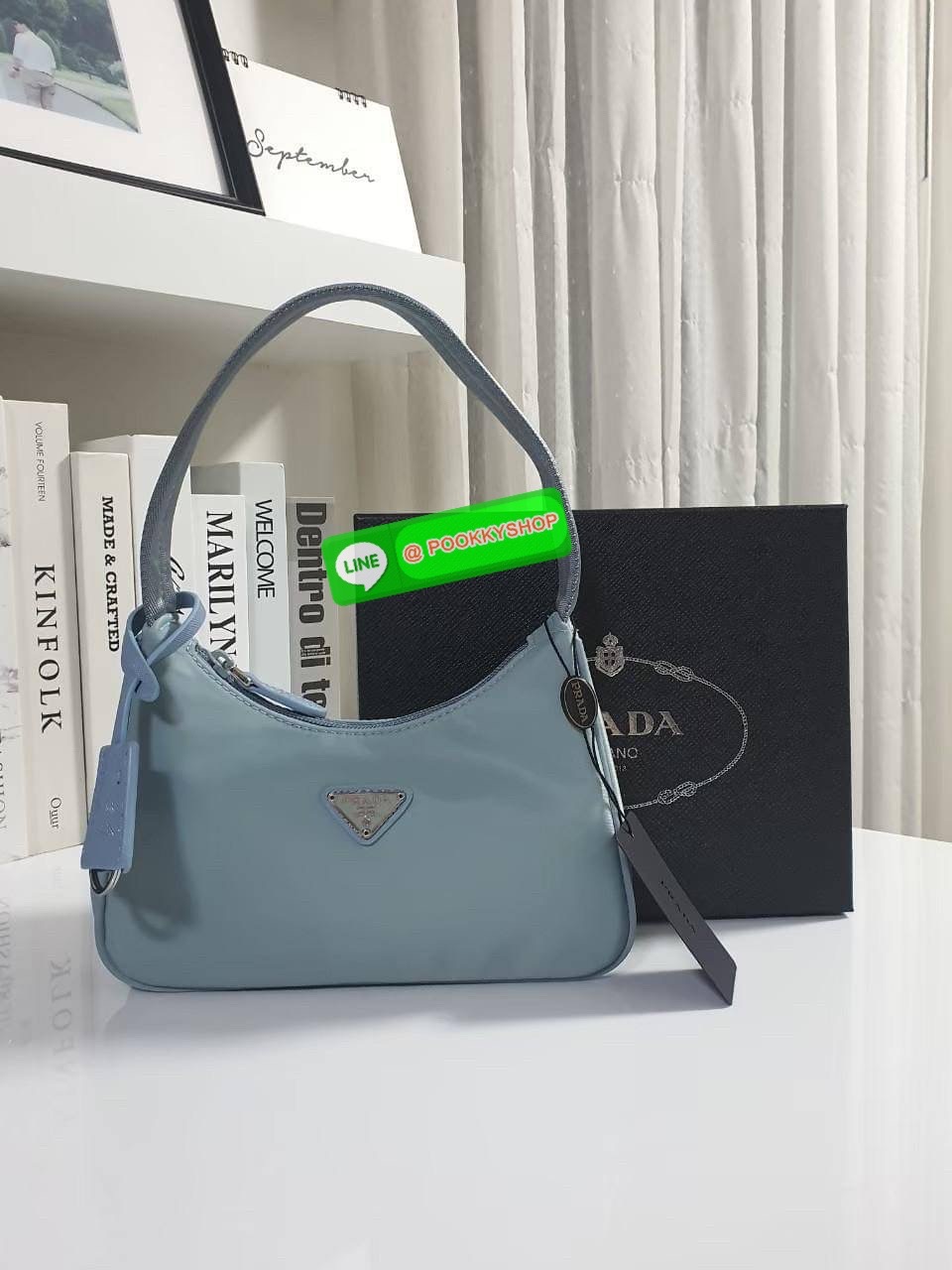รุ่นใหม่แนะนำ!! รุ่นขายดีในตำนานค่ะ กับงานพรีเมี่ยมกิ้ฟท์ PRADA NYLON HANDBAGS ขนาดกะทัดรัด #อะไหล่เงิน วัสดุทำจากผ้าNylon อย่างหนา อยู่ทรง กันน้ำได้ หายห่วงคะ ด้านหน้ามีโลโก้แบรนด์ เปิดปิดด้วยซิป มาพร้อมสายผ้า ไม่สามารถถอดได้ ภายในบุผ้าลายPrada และป้ายโล