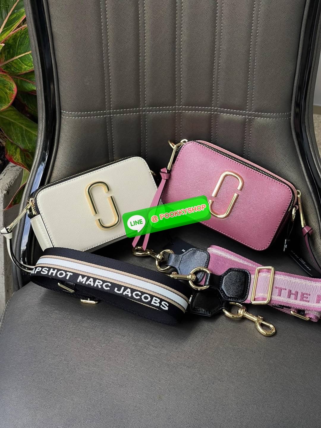 💕 Marc Jacobs Snapshot Bag กระเป๋าแบรนด์ดังจากสัญชาติอเมริกัน นับได้ว่ารุ่นนี้เป็นรุ่นทรงฮิตของ marc jacobs เลยทีเดียว โดยด้านหน้ากระเป๋าจะเป็นโลโก้แบบโลหะที่เป็นสัญลักษณ์ของแบรนด์นี้ มาพร้อมสายสะพายที่จะสะพายยังไงก็ดูโดดเด่น เพราะขนาดใหญ่ที่สกรีน