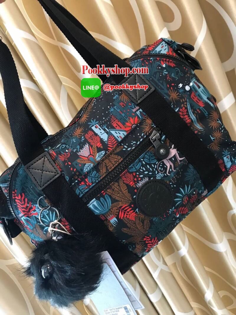 Kipling Art Mini Shoulder Bag จากMayday’s Collection กระเป๋าถือหรือสะพาย วัสดุPolyamide 100% ขนาดกลาง น้ำหนักเบา รุ่นนี้เก็บทรงได้ตามแบบฉบับของ Art mini ช่องซิปและช่องการใช้งานมีให้เป็นสัดส่วน มาพร้อมmonkey Pompom และสายสะพายถอดและปรับได้ฟรีไซส์ ใช้งานได้