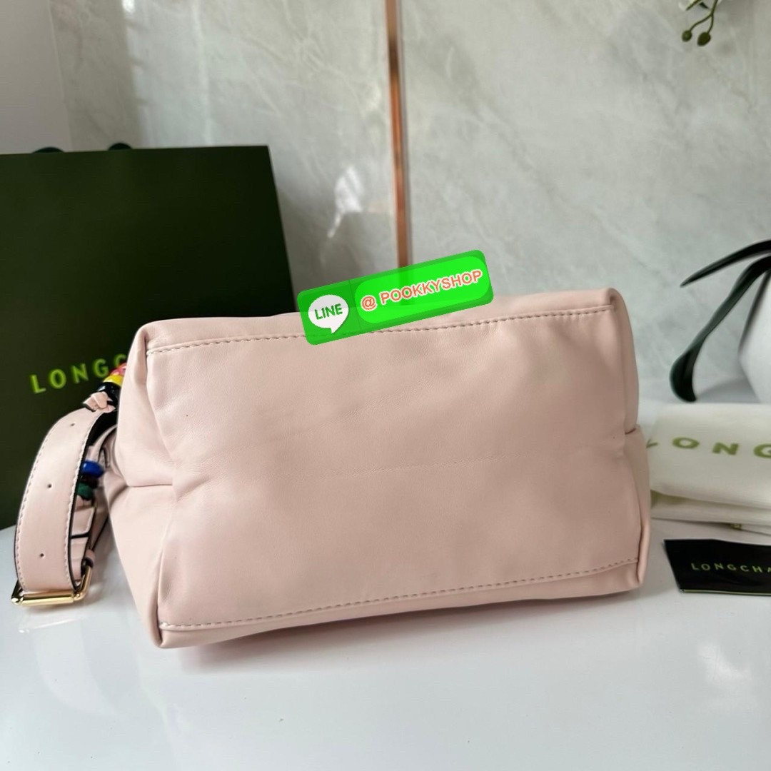 LONGCHAMP Le Pliage Xtra L Leather Handbag 🔖กระเป๋าสะพายคอสบอดี้ รุ่นใหม่โด่ดเด่นลูกเล่นของลูกปัดห้อยสีสันสดใส ทำให้กระเป๋าดูมีลูกเล่นมากขึ้น 🔖วัสดุ : หนังวัวทั้งใบนิ่มน่าสัมผัส 🔖เปิด-ปิดแบบกระดุมแป็ก มีซิปปิดปากกระเป๋าอีกชั้น ป้อง