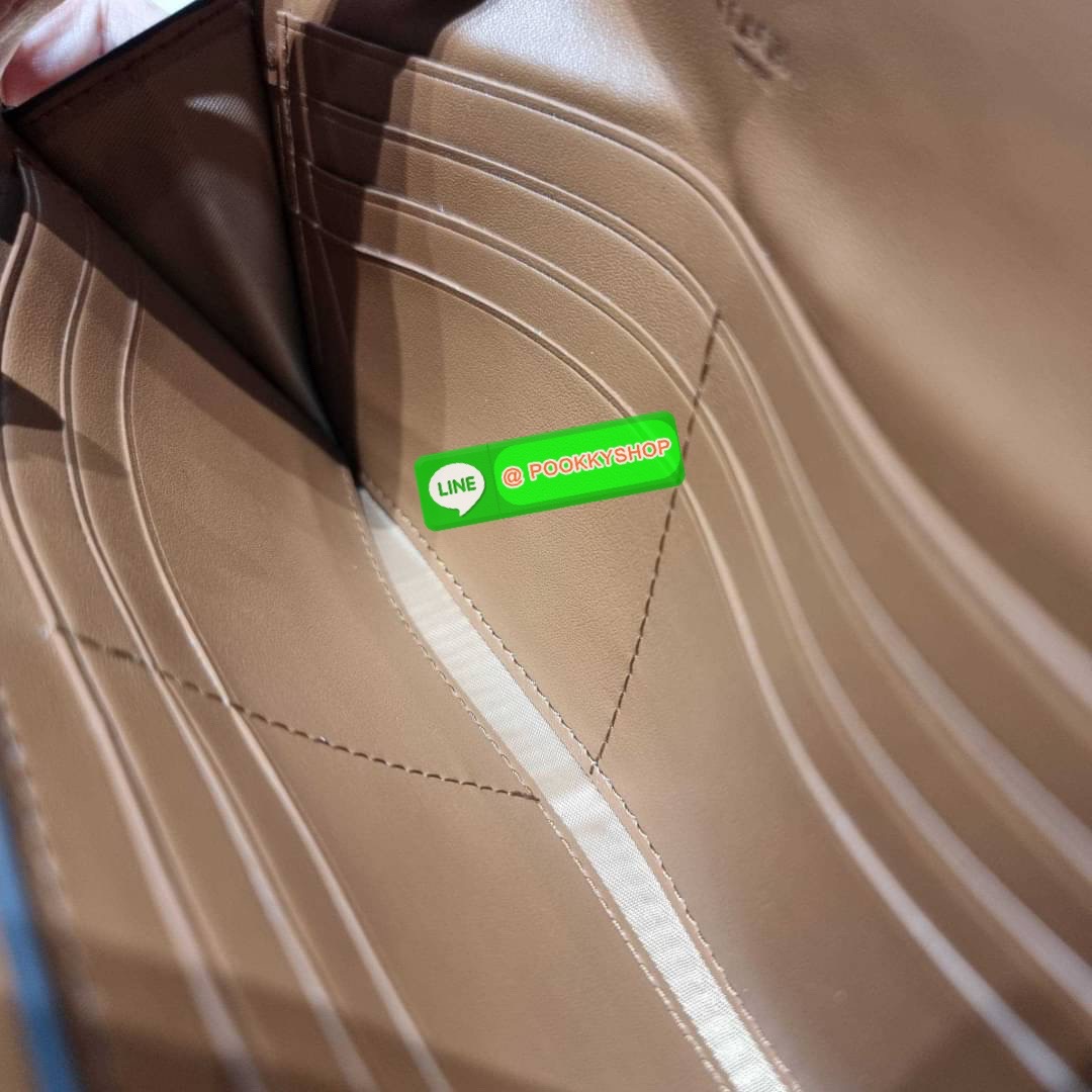 COACH F54022 SLIM ENVELOPE WALLET IN SIGNATURE กลับมาแล้วจ้า!! กระเป๋าสตางค์รุ่นขายดี 🔥 ทรงจดหมายรุ่นฝาพับ สวยคุณหนู หรูเกินราคา วัสดุหนังแคนวาสเคลือบลาย ภายในใส่มือถือได้ ใส่บัตรได้ มีช่องซิปแยกแบ่งเป็นสัดส่วน รุ่นนี้ใช้ยังไงก็ไม่มีเบื่อ สวยคลาสส