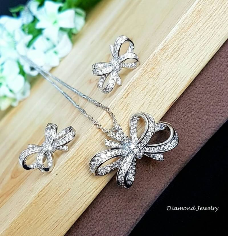 New Arrival !!! เซตต่างหู+สร้อยคอ งานเพชร CZ แท้ค่ะ ดีไซน์โบว์สวยมากกกกกกกกกกกกก เพชรวิ้งวาววับสวยหรู งานรุ่นนี้การันตีความสวย น่ารักเลยนะคะ งานเป็นเพชรฝังMicro setting วิ้งๆสวยแบบนี้ ใส่ออกงานชิคๆหรือใส่ไปเที่ยวชิลๆ ไม่ผิดหวังแน่นอนคะ