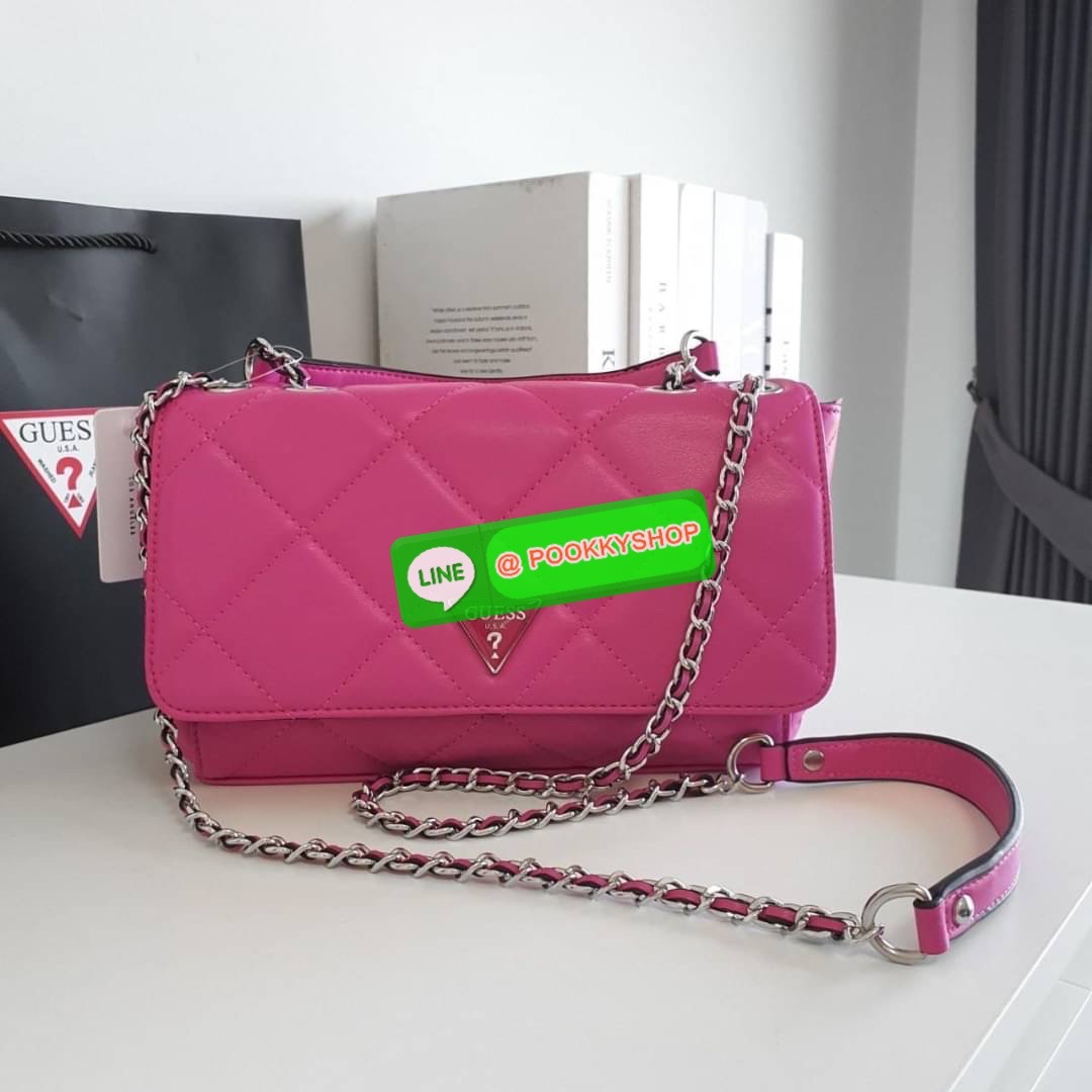 รุ่นใหม่ล่าสุด!! GUESS CESSILY CONVERTIBLE CROSSBODY BAG กระเป๋าสะพายข้าง รูปทรงสวย หนังนิ่มมือมากกก ตกแต่งด้วยโลโก้แบรนด์ด้านหน้า ด้านในเปิดปิดด้วยกระดุมแม่เหล็ก มีช่องซิปแยก+ช่องใส่บัตรฝั่งตรงข้ามอีกช่อง สามารถใส่กระเป๋าสตางค์ยาว โทรศัพท์ได้ทุกรุ่น มาพร