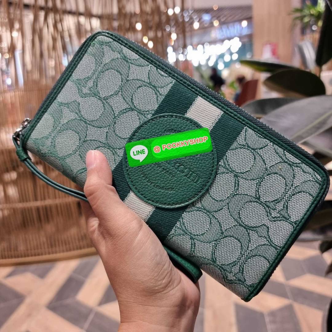 COACH C9073 DEMPSEY LARGE PHONE WALLET IN SIGNATURE JACQUARD WITH STRIPE AND COACH PATCH พร้อมเสิร์ฟความเลิศหรู กับคอลใหม่ล่าสุด กระเป๋าสตางค์ใบยาวกึ่งคล้องมือ สีสุดละมุน ถือใช้คือขับผิวสุด!! วัสดุผ้า jacquard สลับหนัง pepble มาพร้อมสายคล้องมือในตัว กันหล