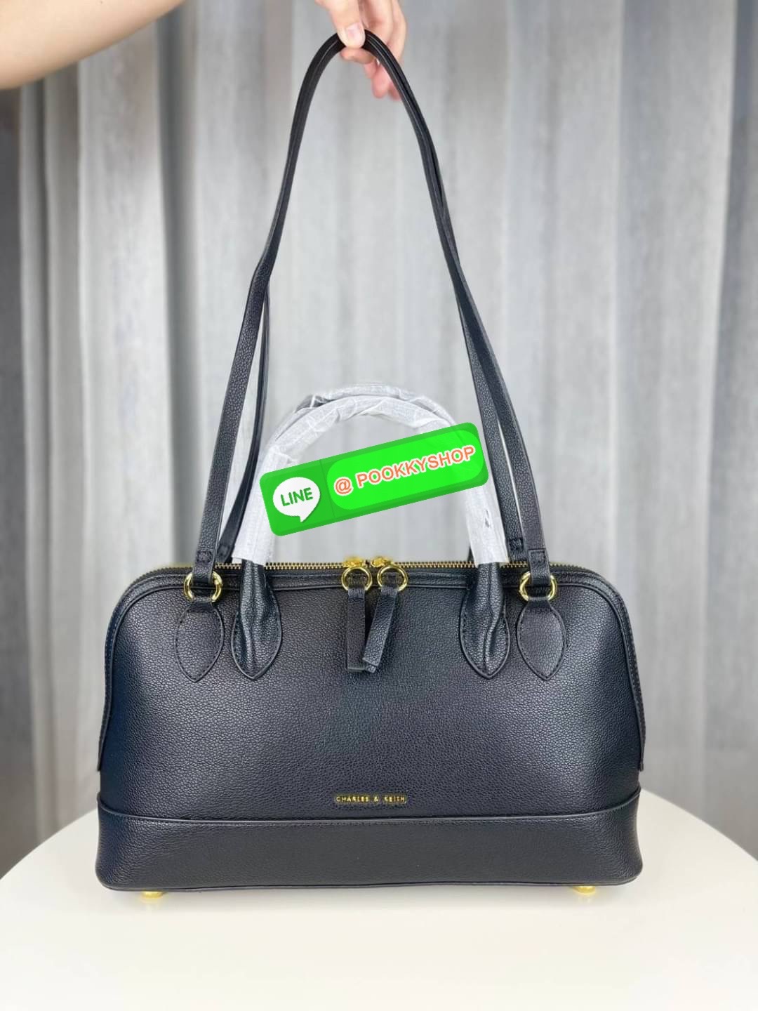 Charles&Keith แท้ Outlet กระเป๋าทรงโดม หรูหราดูไฮ มาพร้อมกับสายสะพาย สำหรับสะพายไหล่ เปิดปิดด้วยซิปคู่ ฐานตั้งอยู่ทรงใบใหญ่ จุของได้เยอะ