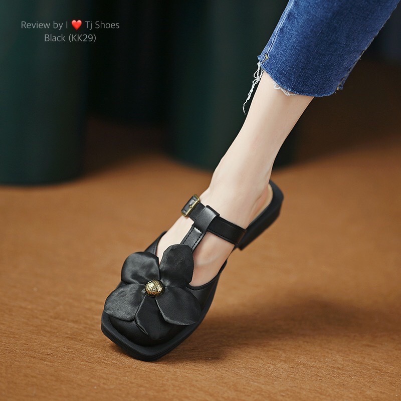 พร้อมส่งรุ่นนี้เก๋มาก ขายดีมากบอกเลยจ้า รองเท้านำเข้า หนังนิ่มมากๆ สวมใส่ง่ายใส่สบาย แต่งด้วยอะไหล่ดอกไม้น่ารักๆ ส้นยางกันลื่นอย่างดี จับแมทกับชุดง่ายใส่แล้วดูเกร๋ดูน่ารักๆมากๆ แถมใส่ได้ตลอด ไม่มีเอ้าท์ ของจริงงานดี สวยตรงปกแน่นอน เพราะทางร้านถ่ายรูปจากสิ