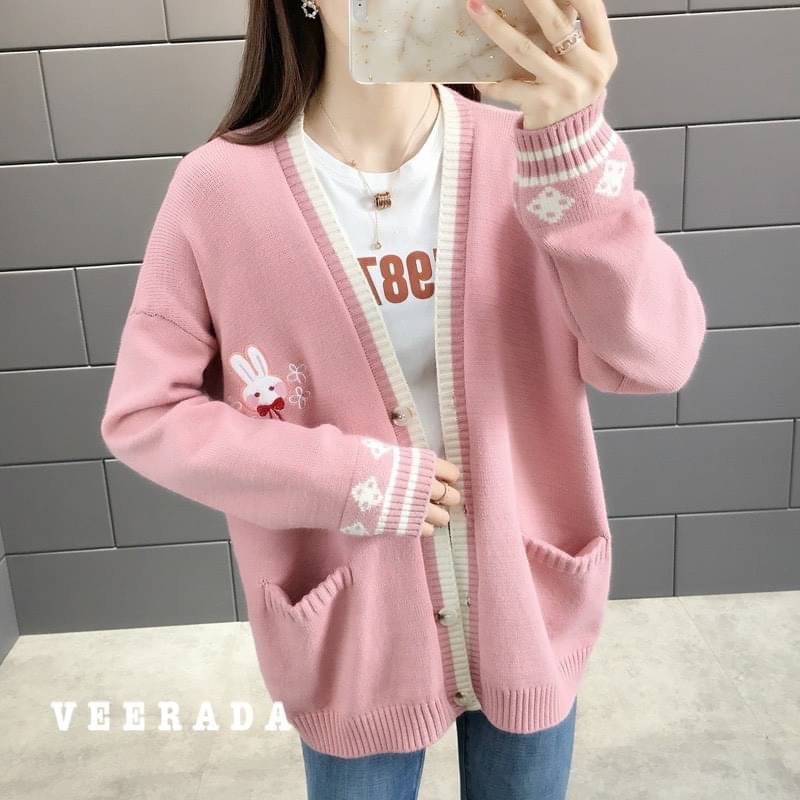 🌸New Collection🌸 Veerada Bunny Cute แน่นอนว่าเริ่มจะเข้าสู่ฤดูหนาวแล้ว ทุกคนก็ต้องไม่พลาดสรรหาเสื้อคลุมกันหนาว อบอุ่น ดูดี และราคาถูก ซึ่งหาได้ไม่ยาก เพราะเราเลือกแต่สิ่งดีๆ มีคุณภาพสูงราคาเบา อย่างเช่นตัวนี้เลยค่ะ ตัวใหญ่นิดหน่อย มีกระเป๋