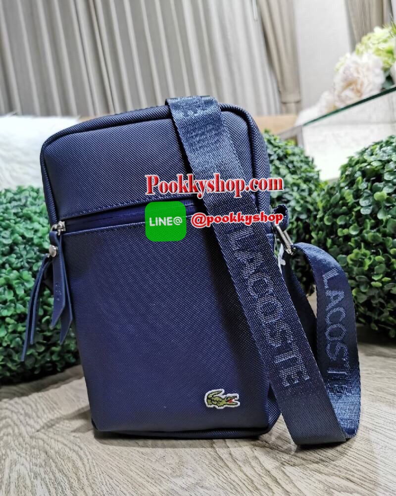 ห้ามพลาด‼️ NEW ARRIVAL! SAFFIANO SHOULDER BAG รุ่นใหม่ล่าสุดจาก Factory ดีไซน์ Unisex ใช้ได้ทั้งชายและหญิง วัสดุหนัง Saffiano เนื้อหนาอยู่ทรงสวยดูดี ด้านหน้ามีโลโก้แบรนด์ มี1ช่องใส่ของช่องหลักเปิดปิดด้วยซิปสะดวกใช้ ภายในมีช่องใส่ของและช่อง