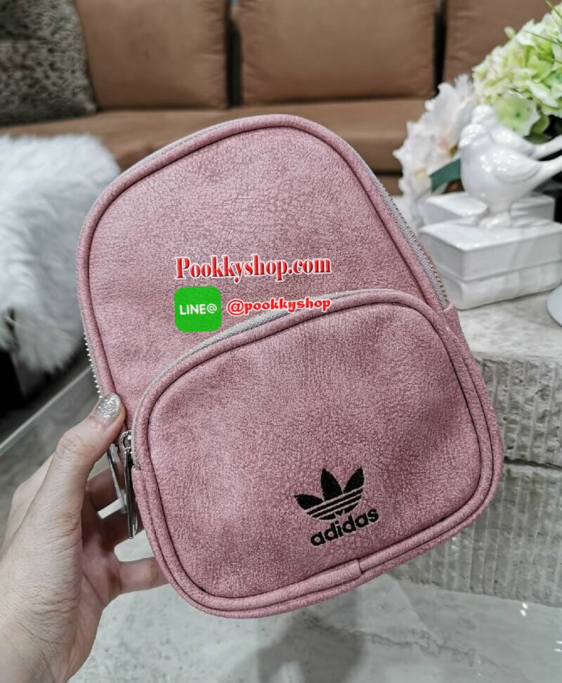 Don’t Miss! NEW ARRIVAL! ADIDAS MINI BACKPACK กระเป๋าเป้สไตล์ Sport ขนาดมินิ กำลังน่ารัก น้ำหนักเบา หนังสวยอยู่ทรงด้านหน้ามีโล้โก้และช่องซิป เปิดปิดด้วยซิปสะดวกใช้ หัวซิปแบรนด์ ภายในมีโลโก้และช่องใส่ของ มีหูจับถนัดมือ สายสะพายเลื่อนปรับระดับได้ ไอเท็มใหม่