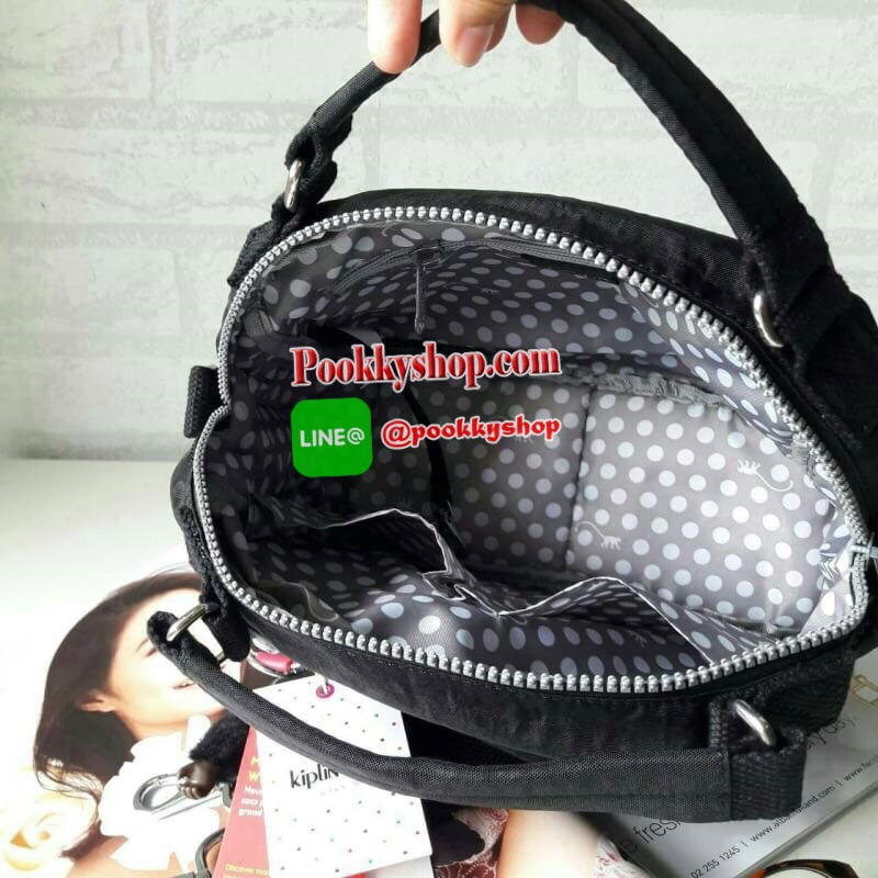 พร้อมส่ง Kipling Shoulder Bag k15828 รุ่นMulti funtion ที่สาวๆรอคอย!!! เพราะใบนี้สามารถปรับการใช้งานได้หลายเเบบทั้งสะพายข้างได้ แบบครอสบอดี้ได้ หรือรวบสายเก็บปรับเป็นถือก็ยังได้ ผลิตจากวัสดุผ้าไนล่อนเมทาลิคอย่างดี กันน้ำระดับนึงเลยค่ะ ️ด้านหน้ามีช่องซิปถึ