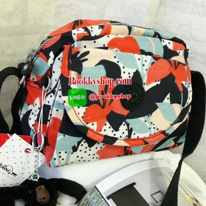 พร้อมส่ง KIPLING mini handbag k15313 กระเป๋าสะพายสุดน่ารัก ด้วยทรงกระเป๋าที่แสนจะน่ารัก มีความโค้งมน ขนาดกำลังดี ใช้งานง่ายๆในทุกวันของคุณ มีช่องด้านหน้าเปิดปิดง่ายด้วยตีนตุ้กแก และช่องอเนกประสงค์ปิดมิดด้วยซิป พร้อมพวงกุญแจน้องลิงอันเป็นเอกลักษณ์ของแบรนด์