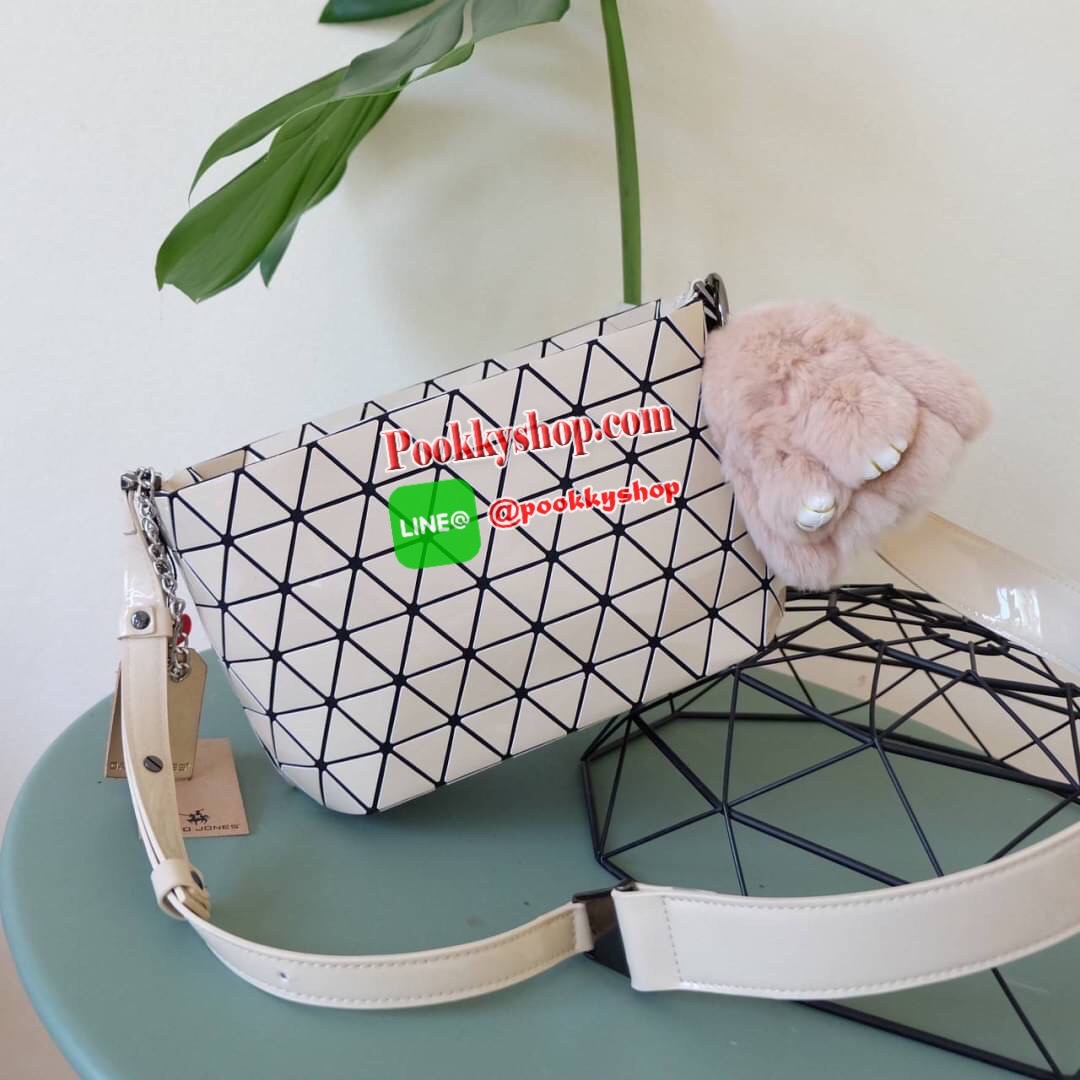 ใหม่ล่าสุด กระเป๋า จากแบรนด์ David Jones กระเป๋าถือ/สะพายข้างดีไซน์เกร๋มาก สีสวยหรูมาก ขนาดกำลังดีเลย น้ำหนักเบามากคะ ภายในมีช่องเก็บของจุกจิกได้ พิเศษ !! แถมน้องกระต่ายขนฟู เข้าset กับกระเป๋าเลยค่า น่ารักมากๆ มีถุงผ้าแบรนด์ให้คะ ใบจริงสวยมากคะ ดีต่อใจ มี