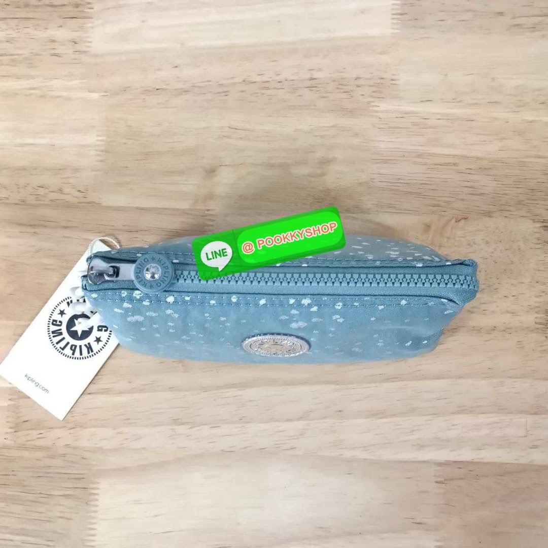 Kipling Creativity Large Pouch วัสดุ Nylon 100% กระเป๋าคล้องมือขนาดพอเหมาะ 7.25 นิ้ว พกพาสะดวก เปิด-ปิดด้วยซิปเดียวใช้งานง่าย ด้านในมีช่องกว้าง 2 ช่องและช่องซิปเล็กตรงกลางอีก 1ช่อง ใช้งานได้สะดวก สามารถใส่มือถือ 7.5 นิ้วได้ กุญแจรถ ธนบัตรได้ ล็อตนี้มาพร้อ