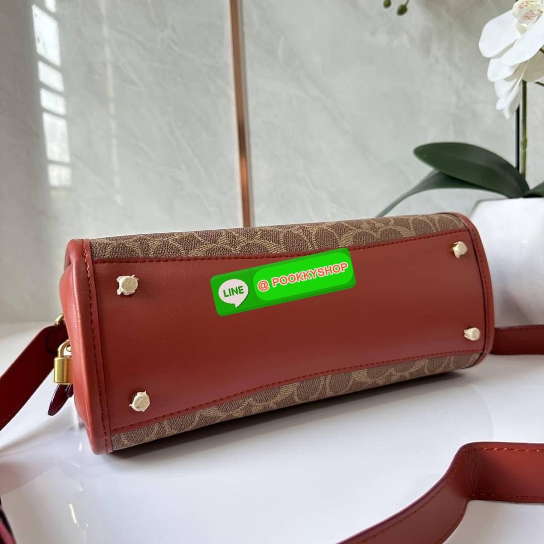 COACH BROOKE CARRYALL 28 (CE733) กระเป๋าถือหรือสะพายข้าง สุดหรู ลุคคุณนาย ให้วัสดุแคนวาสตัดหนังแท้ ภายในกว้าง แบ่งช่องเป็นสัดส่วน มีช่องซิปตรงกลาง สายสะพายถอดออกได้ จะถือหรือสะพายแมทซ์ได้หลายลุคเลยค่ะ