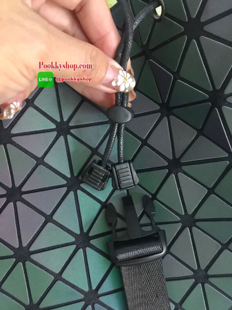 กระเป๋าเป้ Bao Bao Backpack. Geometric Backpack Luminous Backpacks Holographic Reflective Bag Shard Lattice Luminous Rucksack Lingge ใบใหญ่จุของได้เยอะ นำ้หนักเบา ตามสไตล์ BAO BAO ISSEY MIYAKE เปลี่ยนสีได้แสงแฟลช หรือแสงไฟ สะพายเก๋ๆ ใช้งานได้คล่องตัว วัสด