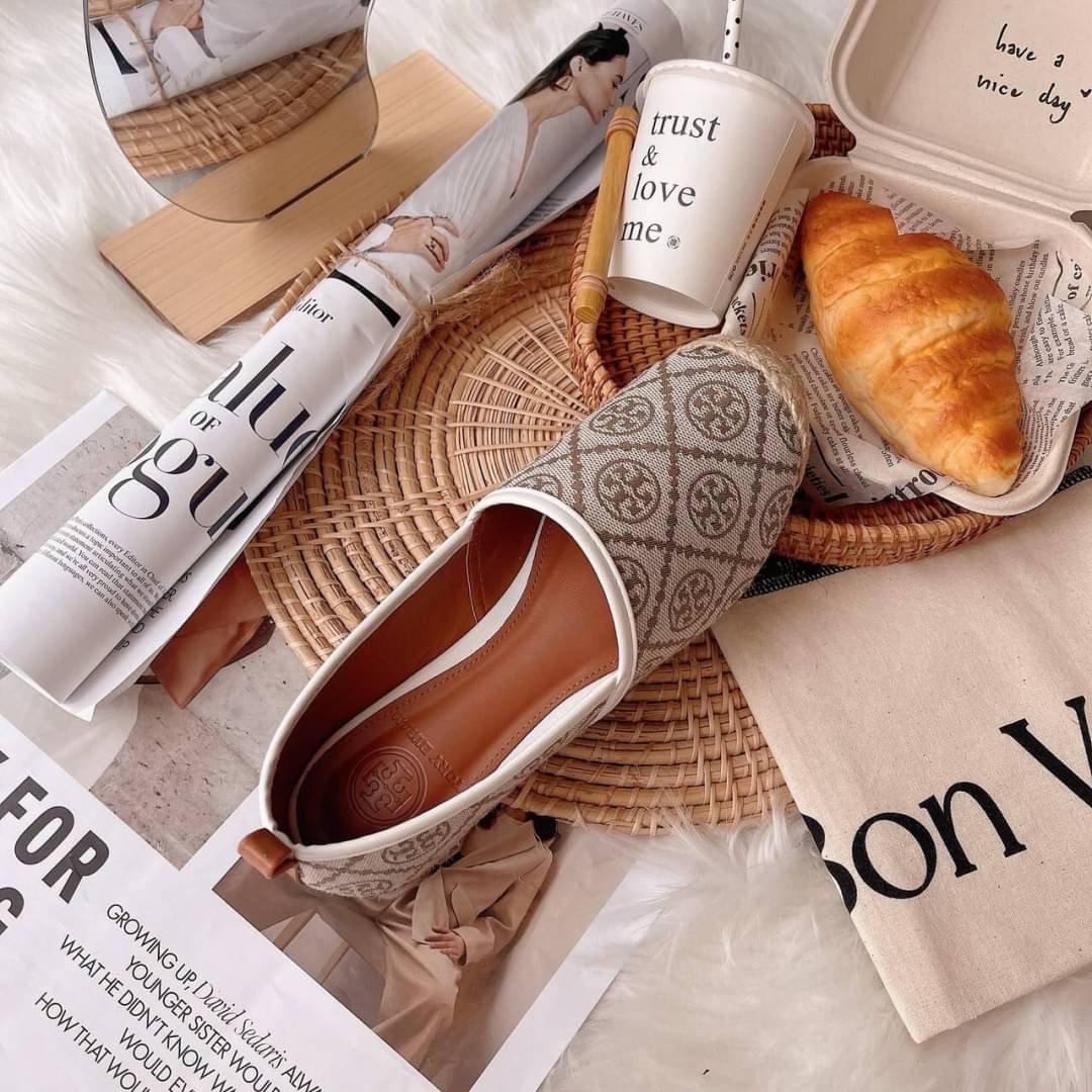 งานเข้าใหม่ เพิ่งเข้าเรยจร้า สีใหม่ รองเท้าผ้าใบ ทอรี่เบิร์ชโมโนแกรม ตัวใหม่ ล่าสุดปีนี้ แบบ คุณเบลล่า สวยค่ะ ผ้าทอสวย เหมือนแท้ พื้นปั้มแบรนด์