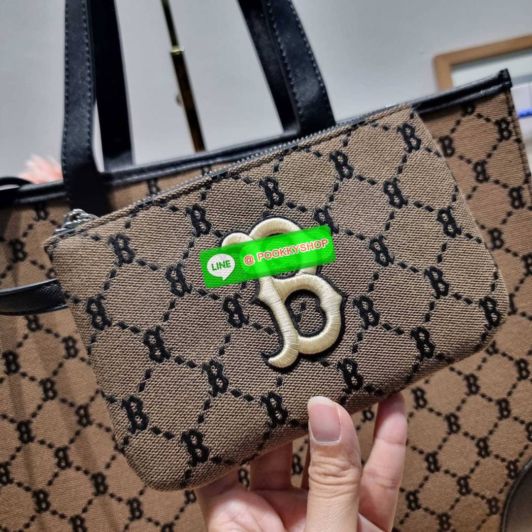 MLB MONOGRAM TOTE BAG กระเป๋าทรงโท้ท ใบใหญ่จุคุ้ม ที่มีกิมมิคไม่เหมือนใคร ด้วยดีไซน์ลวดลายโมโนแกรมเอกลักษณ์ ปั๊มลงบนผ้าแคนวาสและหนัง pu คุณภาพดี สวยคม ปากกระเป๋ามีอะไหล่เกี่ยวกันของหล่นได้ มาพร้อมสายสะพายในตัว ภายในโล่งกว้างมาก ใส่ของสำคัญได้แบบไร้กังวล ห