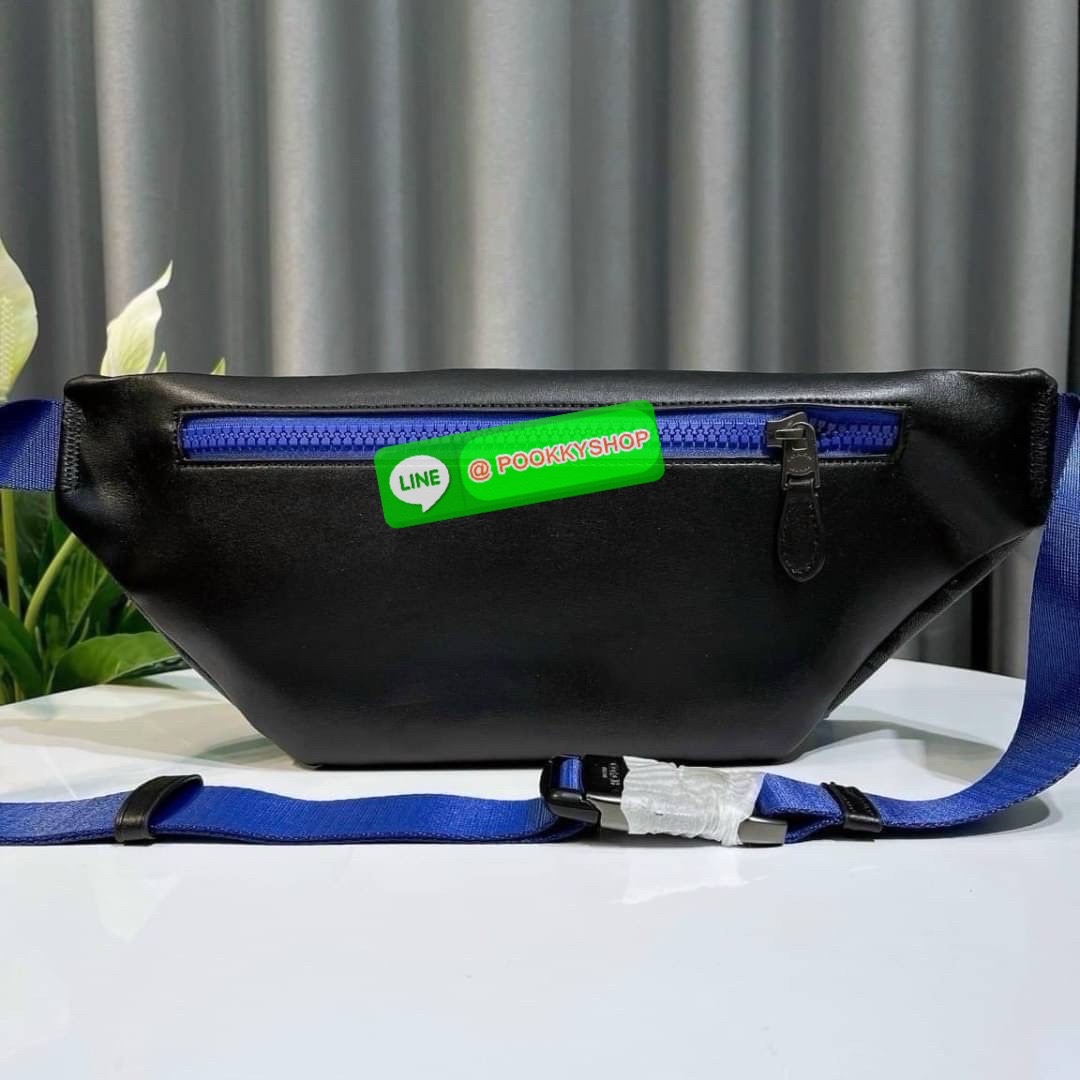 Coach C019 – Charter Belt Bag With Patch (Khaki Green Multi) ใบนี้คือจังหวะสนุกของสีธรรมชาติกับความเท่ที่ใช้งานได้จริง “คาดไว้ไม่ได้แค่ของ…แต่คาดไว้คือสไตล์ที่ไม่ซ้ำใคร” Coach C019 รุ่น Charter Belt Bag โทน Khaki/Green พร้อมโลโก้ Coach Leatherware Patch ข