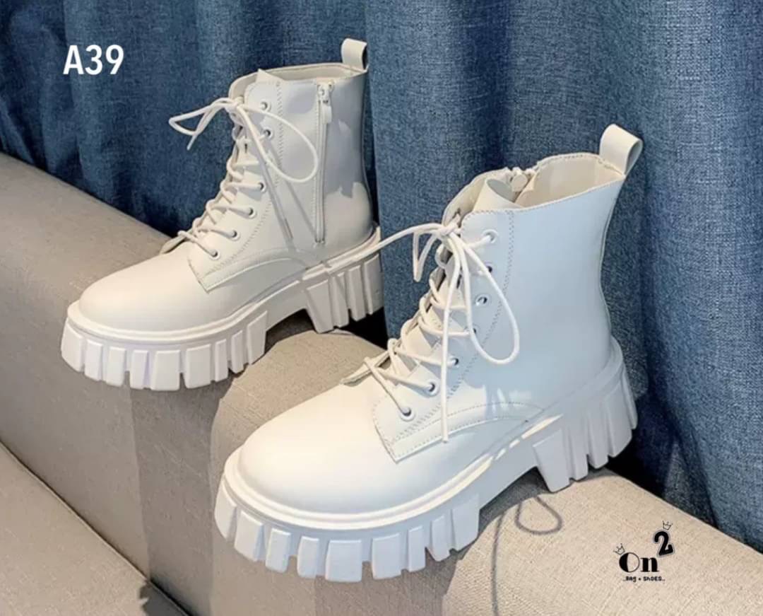 ลุคสนามบินออกบ้านทั้งทีรองเท้าต้องไม่ธรรมดาคร่า บูทเที่ยวเขา แค้มป์ปิ้งเดินป่า เช็คอินรีสอท หรือคาแฟ่สวยๆฟิวเมืองนอกเกร๋ๆ ถ่ายรูปสวยมากกและที่สำคัญบูทคู่นี้สวยแมทช์กับชุดได้ง่ายมากๆค่ะ