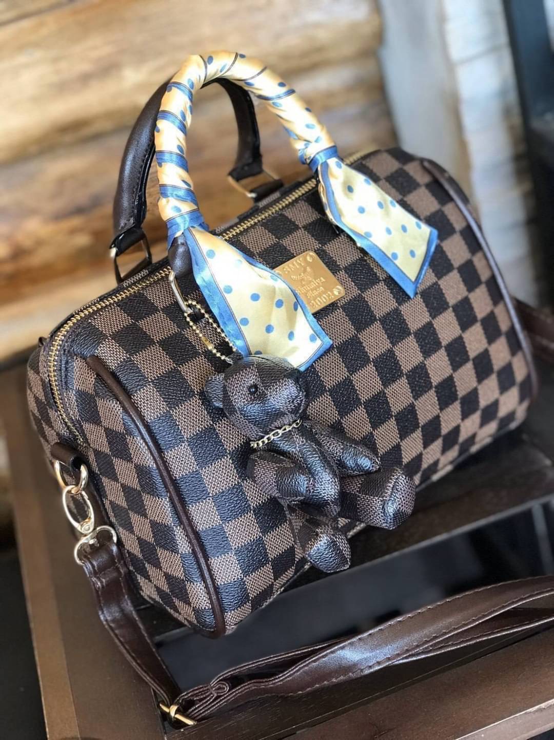 MS048 Be Bear Style My Fashion Bag หมีหมอนใหม่ !! มาแล้วค่าา ไฉไลสุดๆกับกระเป๋า shumiya ทรงหมอนสุดฮิตใบนี้ ด้านหน้าติดโลโก้แบรนด์อย่างดี มาพร้อมผ้าพันหูสุดน่ารัก ขนาดกระทัดรัดกำลังพอดี ได้ลุคคุณหนู cute สุดๆค่ะ !!! คล้องแขนได้ สะพายข้างได้ มีสายสะพายยาวถอ