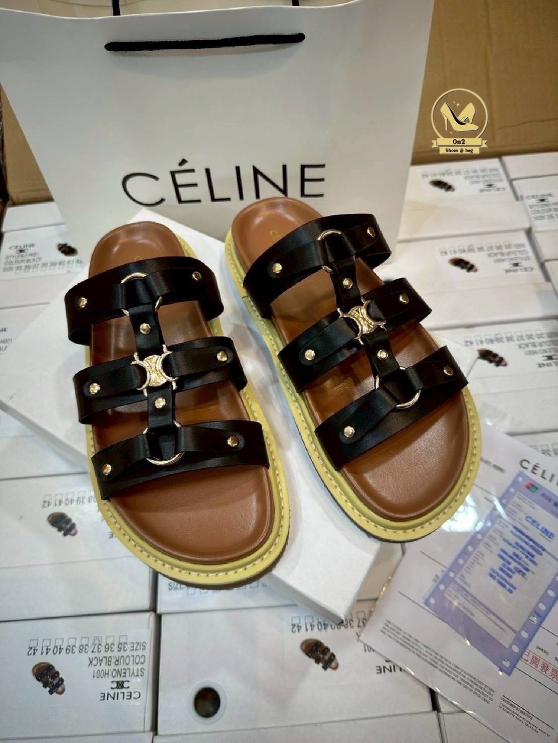 รองเท้าแตะเสริมส้ Celine ดีไซน์ที่ดูหรูหราและทันสมัย เน้นความเรียบง่ายและฟังก์ชันการใช้งานที่ดีเยี่ยม มีส้นเล็กน้อยออกแบบให้ดูทันสมัยและสามารถสวมใส่ได้ทั้งในโอกาสทางการและไม่เป็นทางการสายรัดข้อที่สามารถปรับให้กระชับพอดีกับขา ช่วยเพิ่มความมั่นคงและไม่ลื่นไ