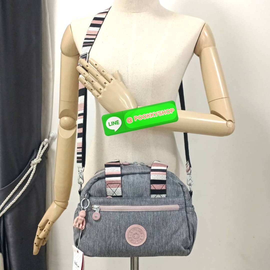 Kipling K1006 Handbag กระเป๋าถือหรือสะพาย วัสดุ Polyester 100% รุ่นใหม่ มีให้เลือกทั้งแบบเรียบ และ ลายน่ารัก มีช่องแยกด้านหน้า 2 ช่อง ช่องหลักโล่งกว้าง พร้อมช่อง pocket แยก 2 ช่อง ใช้งานได้ครบครัน สามารถสตางค์ใบยาวได้ ขนาดกำลังดี จะใช้ทำงาน ไปเรียน หรือ ถ