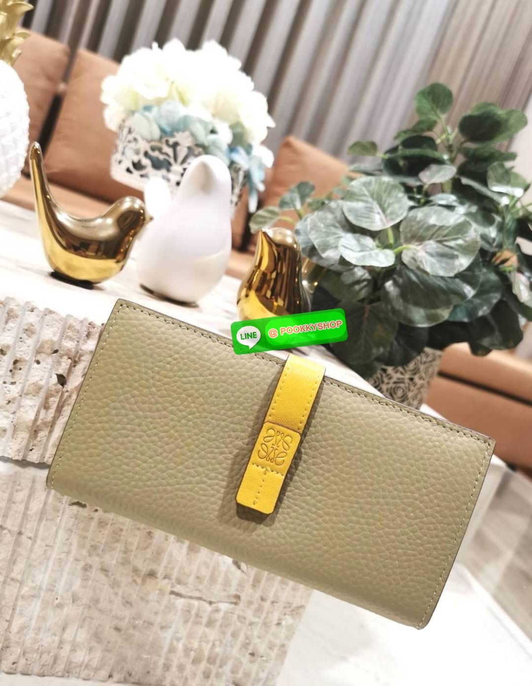 ✴️Don't Miss!✴️NEW! LOEWE LONG WALLET BAG VIP GIFT WITH PURCHASE-GWP กระเป๋าพรีเมี่ยมกิ๊ฟ Limited จาก LOEWE DUTYFREE COUNTER วัสดุหนังแท้เทคเจอร์สวยอยู่ทรงปั้มโลโก้แบรนด์ด้านหน้าเปิดปิดด้วยกระดุม ภายในมีช่องใส่ธนบัตรหลายช่อง ช่องหลักสาม