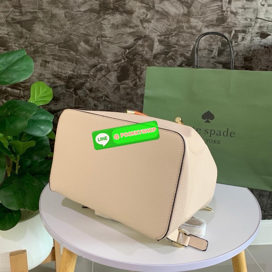 KATE SPADE NEW YORK Sinch Pebbled Leather Medium Flap Backpack กระเป๋าสะพายเป้หนังนิ่มลายหนังสวย ด้านหน้าตกแต่งด้วยชื่อแบรนด์ มีช่องซิปเล็กด้านข้างกระเป๋า 1 ช่อง ช่องใหญ่เปิด-ปิดด้วยตัวรูด ด้านในโล่งกว้างจุของได้เยอะมาก และมีช่องซิปใส่ของจุกจิกค่ะ