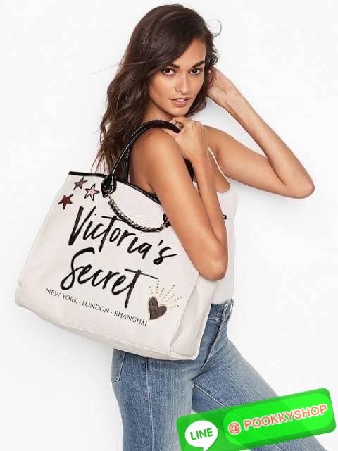 Victoria's Secret New! VS Patch City Tote - CREAM กระเป๋าทรง shopping สไตล์ victoria's secret แปลกใหม่อินเทรนด์ สินค้านำเข้า งาน ชน shop ดีไซน์สวย เก๋ น่ารัก เรียบหรู ใส่ของได้จุใจ เหมาะสำหรับสาวๆทุกคนที่มีของเยอะ งานเย็บเนี๊ยบ แข็งแรงทนทาน ใช้ไ