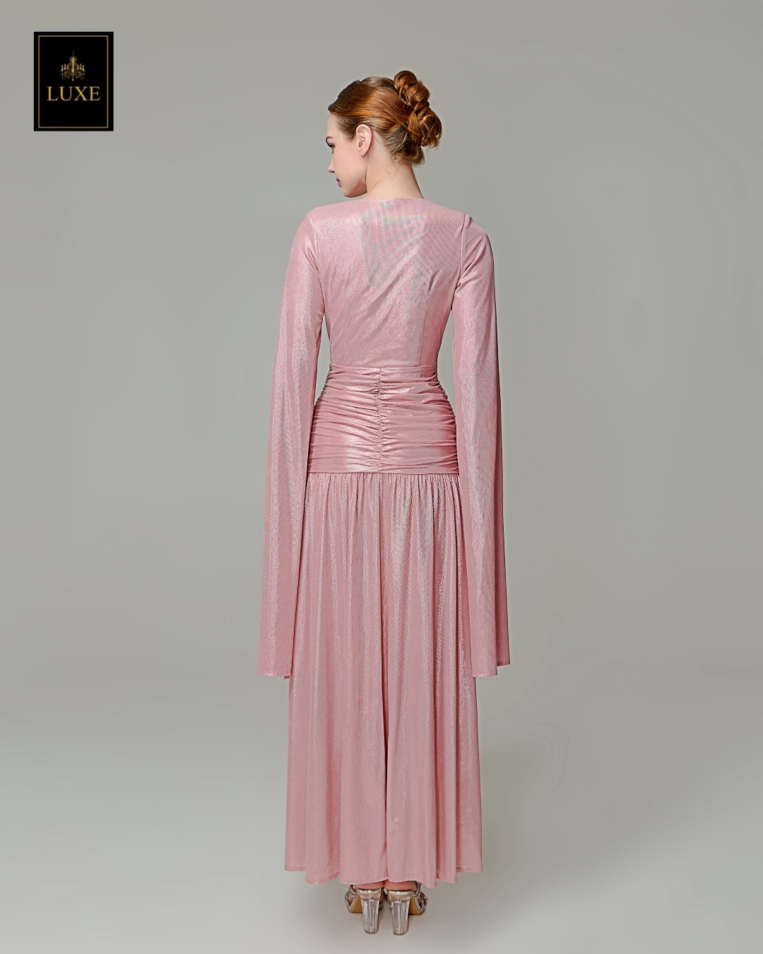 เดรสแฟชั่น แม็กซี่เดรสเสื้อคอวีป้าย แขนยาวเป็นผ้าคลุมในตัว กระโปรงเข้ารูปตรงสะโพก ผ่าหน้าขา ชายกระโปรงบาน