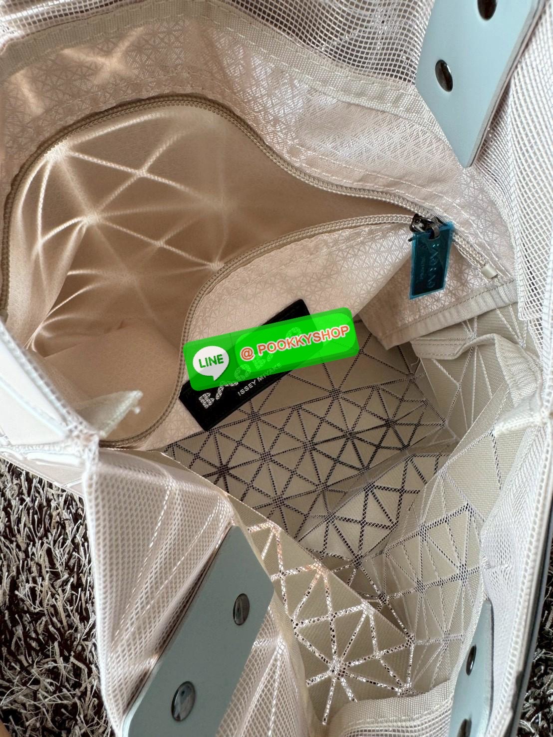 Baobao Issey Miyake x Labubu tote bag อีกหนึ่งซีรีย์สุดลิมิเตทที่น่าสะสม กำลังเป็นกระแสสำหรับ Labubu อาร์ตทอยชื่อดังที่ทุกคนรู้จัก นำมาผสมผสานให้เป็นกระเป๋าทรง tote bag ที่เหมาะกับการใช้งานในชีวิตประจำวัน ด้วยขนาด13นิ้ว ทำให้ใส่สิ่งของได้ครบครัน รวมถึงเอก