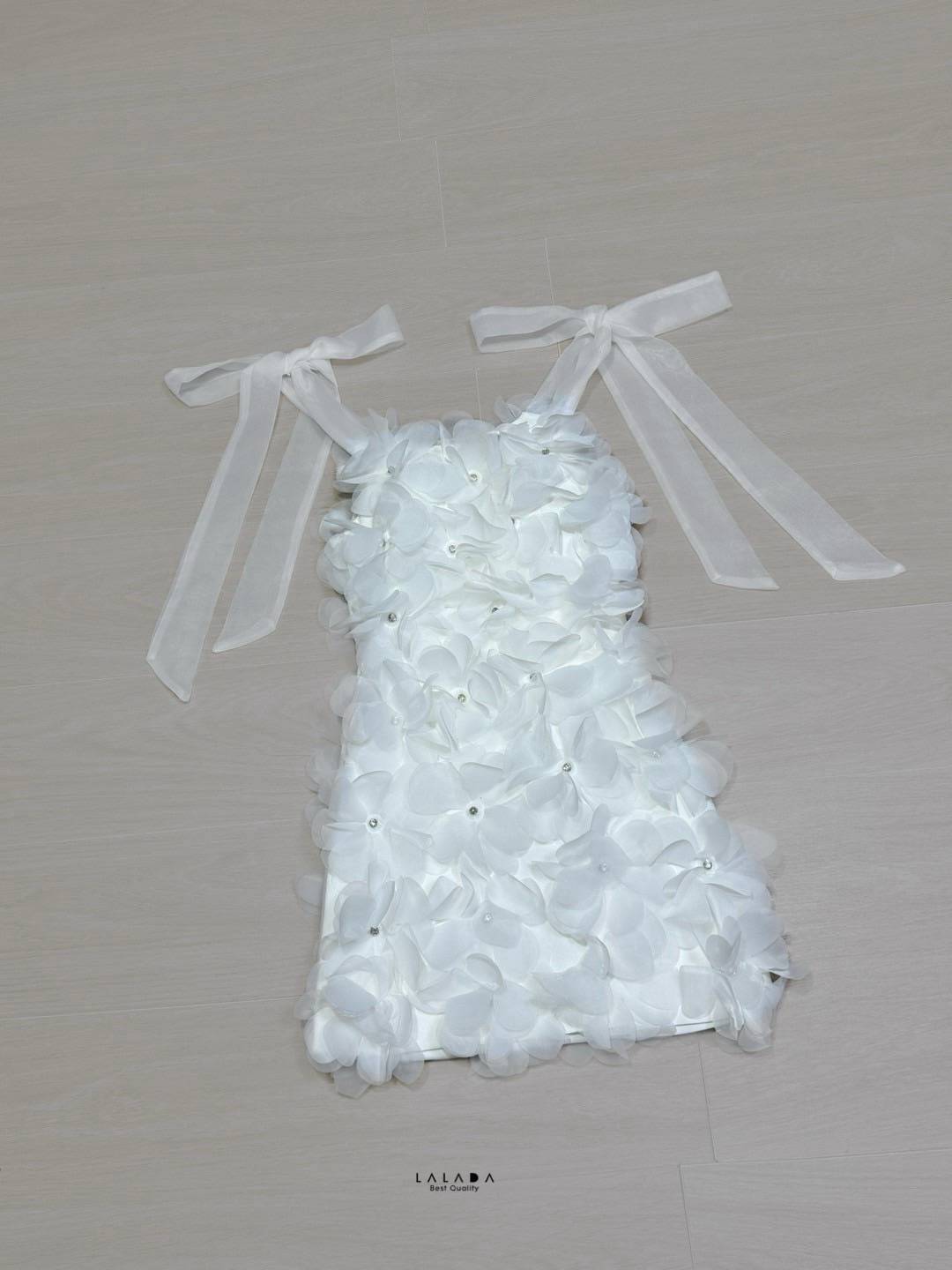 เดรสแฟชั่น มินิเดรสสีขาว ปักดอกไม้ 3D สวยหรู ละมุนมากค่ะ